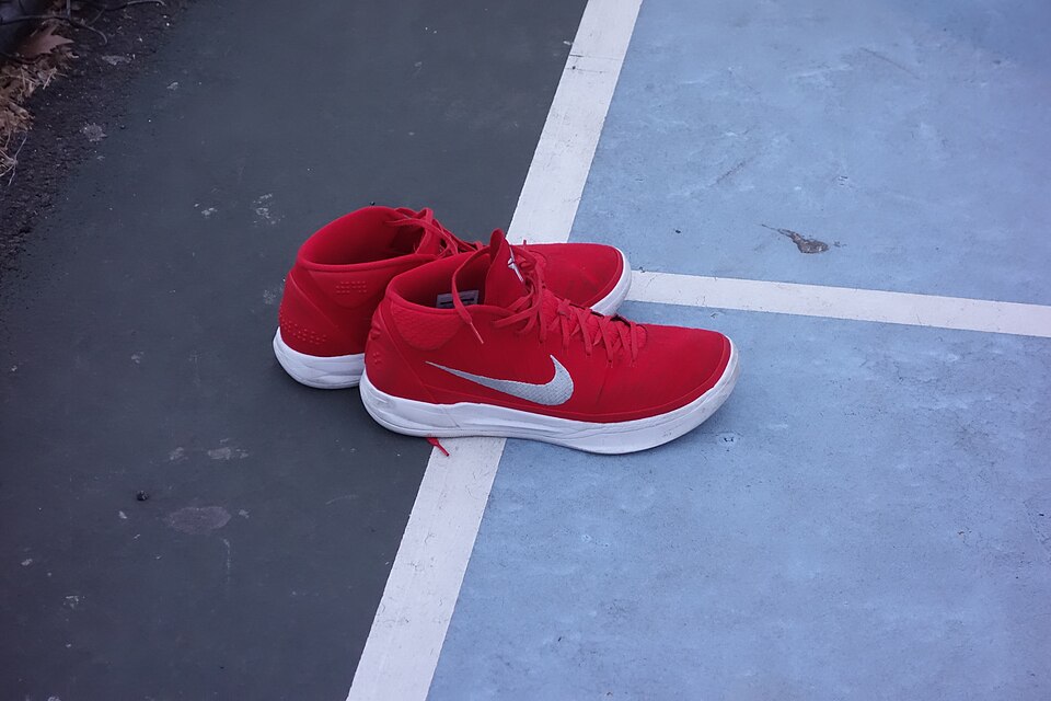 2017年製の赤いNike Kobe A.D. Midシューズ。2019年ニューヨークの屋外バスケコートで撮影された旧モデルの資料写真