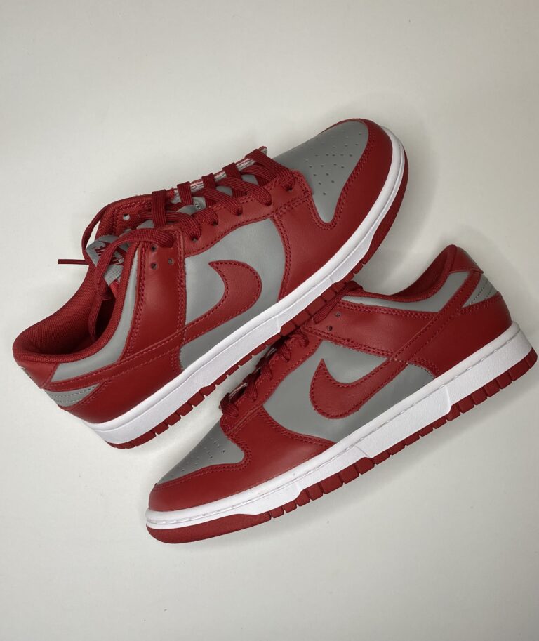 グレーと赤のNike Dunk Low。レトロなカラーブロックとつま先部分が見える実物写真