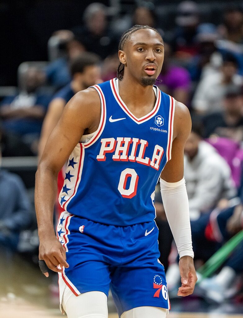 2026年4月の76ersのタイリース・マキシー。青いフィラデルフィアのユニフォーム姿
