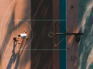 【屋外バッシュおすすめ2026】ルカ .77 vs レブロン ウィットネス9｜耐久性・グリップ・サイズ感を海外実測で比較